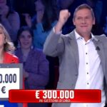 Affari Tuoi: Luca e la figlia Sarah cambiano il pacco e vincono 300.000€!