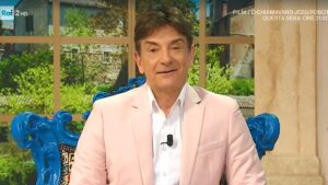 Foto Oroscopo Paolo Fox giacca rosa Rai2