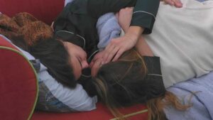 Foto Zeudi Helena coccole GF