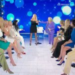 Domenica In, Mara Venier imbarazza Valeria Marini: “Hai ancora le tue cose?”
