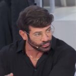 Gianni Sperti contro Rosanna: “Con Giuseppe sei gelida. Mangiato yogurt acido?”