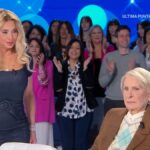 Valeria Marini cerca di aiutare la madre? Il suo gesto non passa inosservato