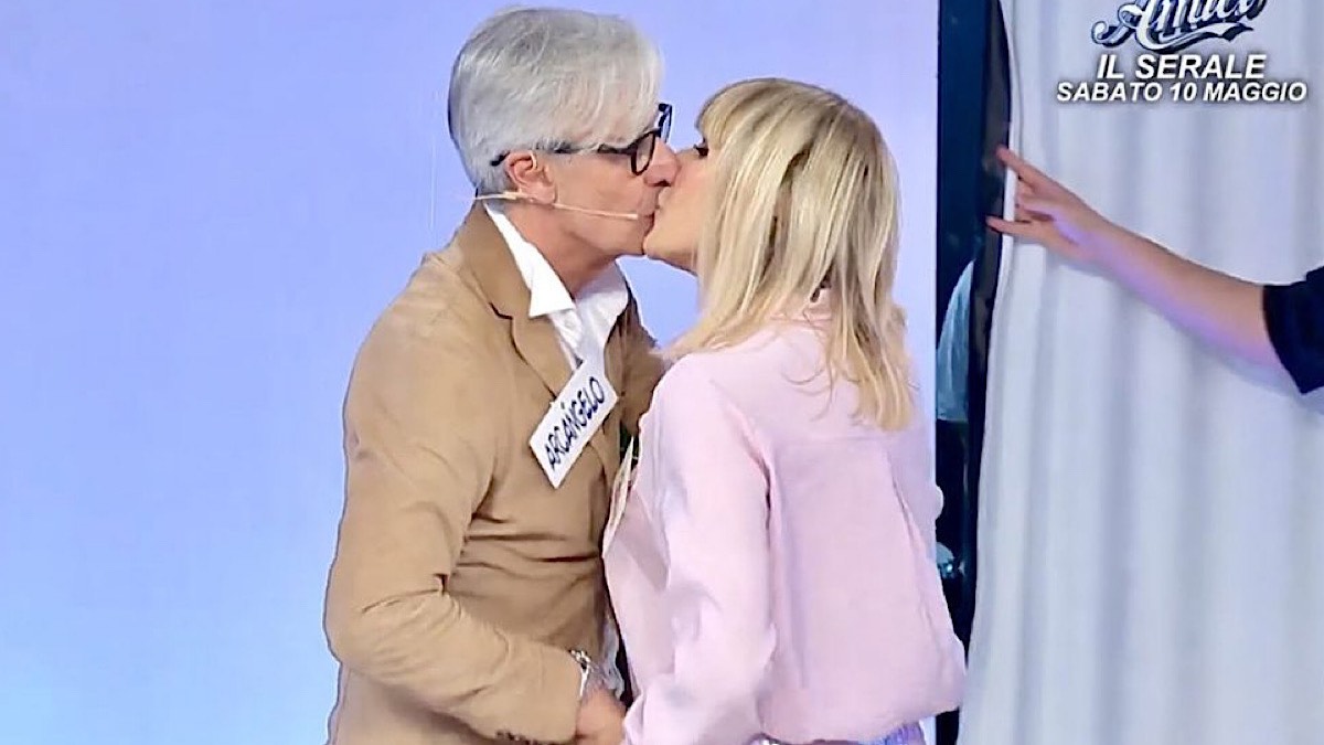 Foto bacio Gemma e Arcangelo a UeD