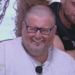 L’Isola dei Famosi, nuovo affondo su Mario Adinolfi: “Non merita di vincere”