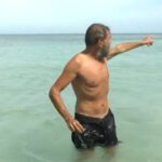 L’Isola dei Famosi, Paolo Vallesi incontra lo squalo: “Ho avuto paura vera”