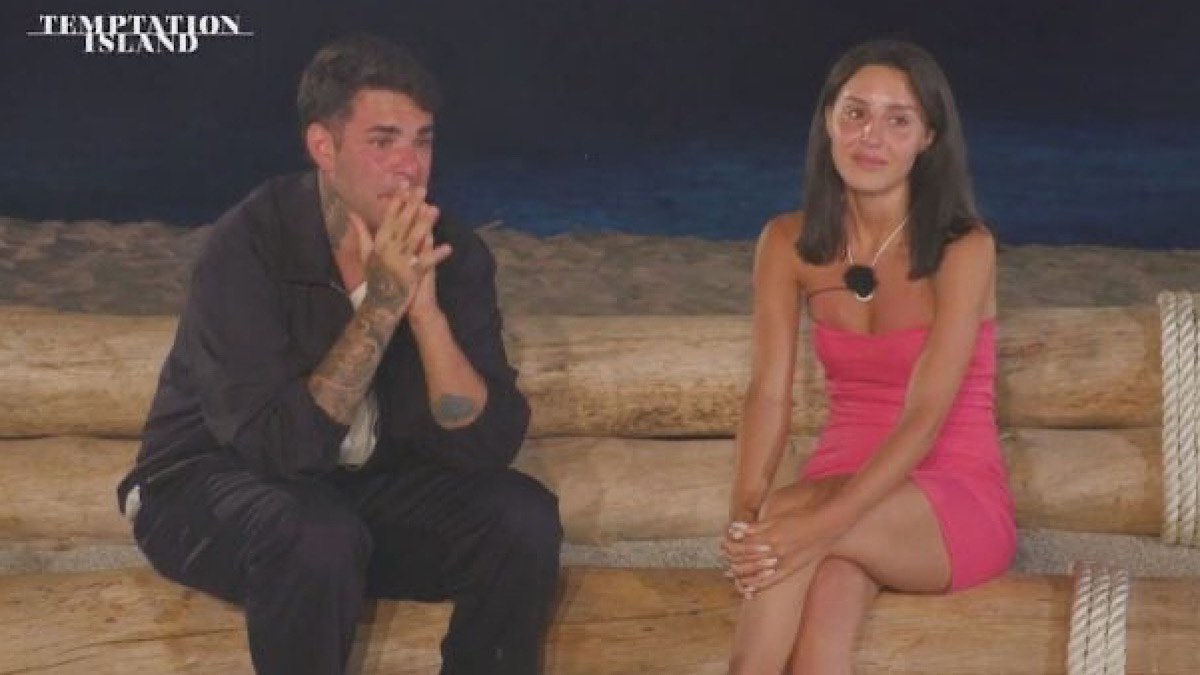 Foto Valerio e Sarah falò di Temptation Island 2025