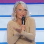 Maria De Filippi smaschera Cinzia: “Non hai detto che sei stata con Sebastiano”