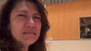 Foto Elisa in lacrime