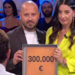 Affari Tuoi: vincita di 300.000€ fa volare De Martino, ma Scotti è imbattibile