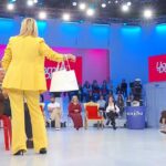 Uomini e Donne, Magda umilia Mario: “Ti restituisco il regalo, vergognati!”