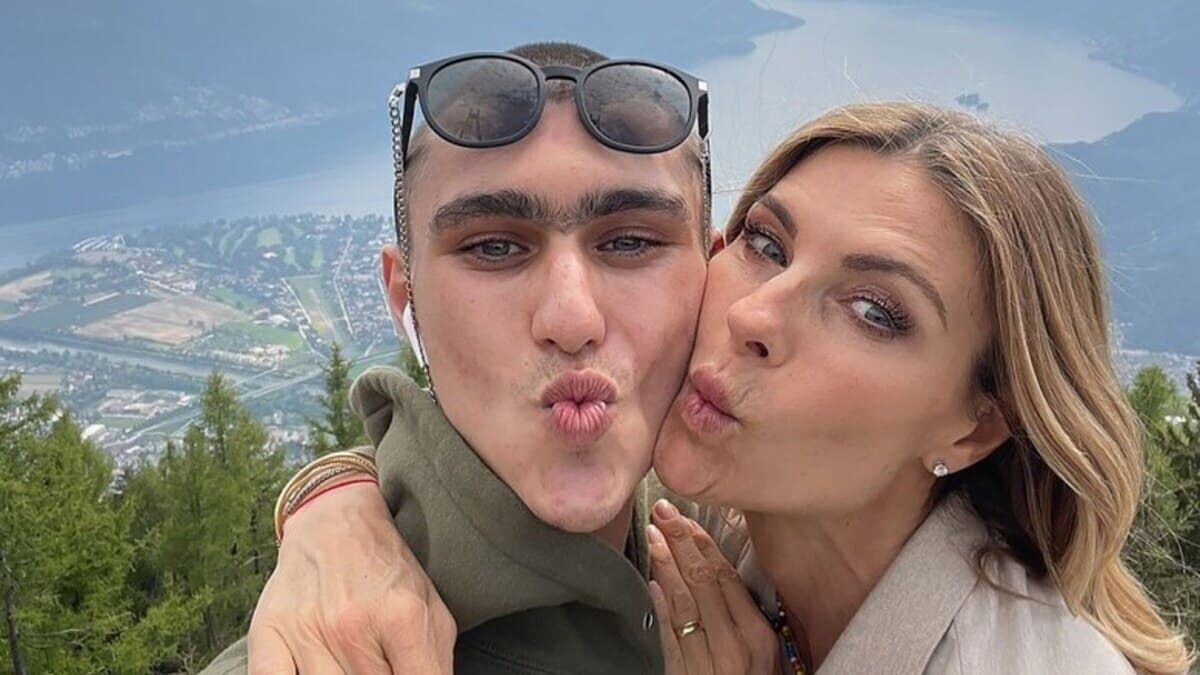 foto martina colombari figlio