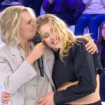 Amici, Maria De Filippi abbraccia Isobel Kinnear: “Non la vedrete per un po’”
