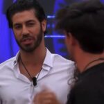 Jonas esplode contro Omer al GF: “Buffone, fuori di qua a calci in cu**”