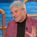 Pino Insegno si sfoga a Ciao Maschio dalla De Girolamo: “Mi hanno fatto fuori”