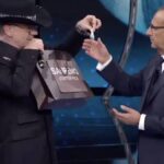 Carlo Conti bersagliato da J-Ax per Sanremo: “Calma! Ti ho portato la camomilla”