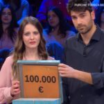 Affari Tuoi ultima puntata 2025 col botto: Roberto cambia pacco e vince 100.000€
