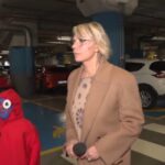 Striscia La Notizia: Maria De Filippi in difficoltà come inviata, gaffe di Tina