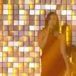 Belen Rodriguez irrompe a Sanremo 2026 e sbaglia l’attacco del playback
