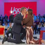 Uomini e Donne oggi: Roberto commosso chiede la mano a Agnese (VIDEO)