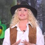 E’ sempre mezzogiorno: Antonella Clerici si traveste da cowboy per martedì grasso