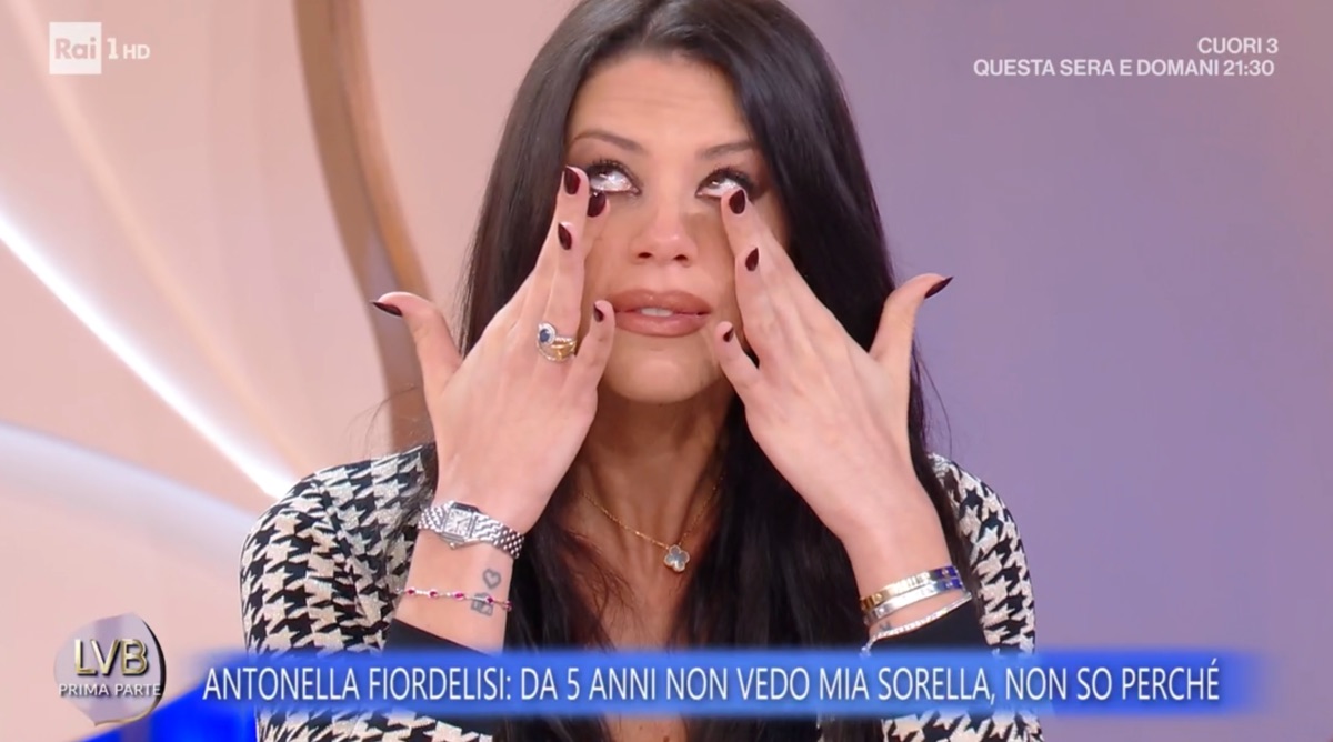 foto Antonella Fiordelisi piange 