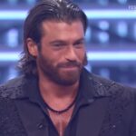 Can Yaman criticato a Storie Italiane: “Non puoi mostrare a Sanremo petto unto”