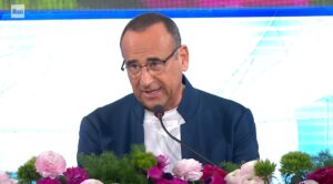 foto carlo conti seconda conferenza sanremo