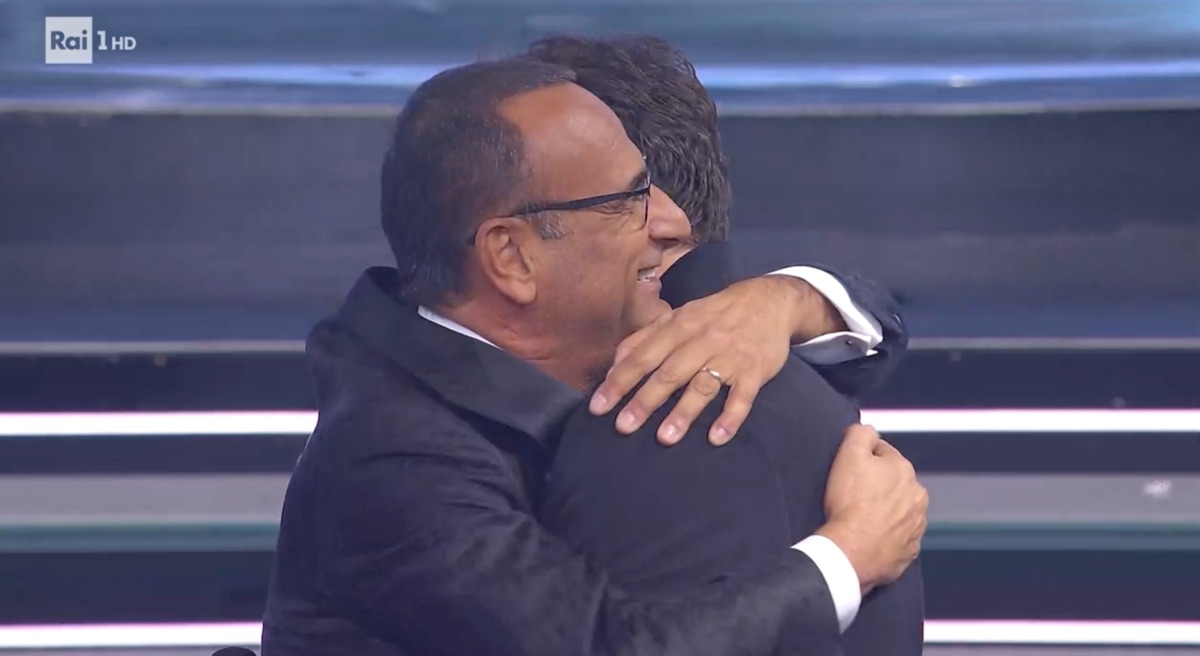 foto carlo conti stefano de martino abbraccio