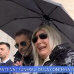 Giada De Blanck con l’urna della madre Patrizia: “Sempre con me a casa”