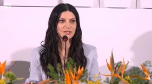 foto laura pausini conferenza sanremo2026