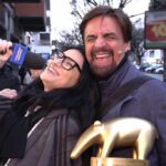 Laura Pausini, Tapiro d’oro a Striscia: polemiche su cover di Mengoni e Grignani