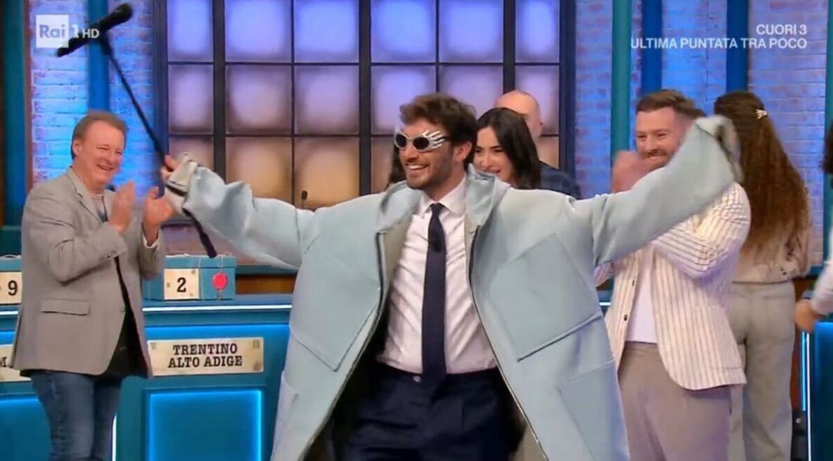 foto stefano de martino mascherato