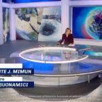 Tg5 edizione delle 13: un gatto nero entra in studio in diretta (VIDEO)