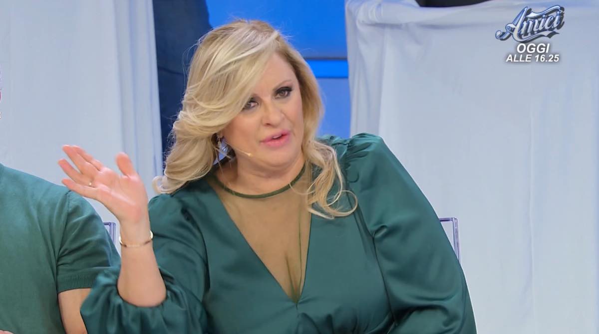 foto tina cipollari contro Elisabetta