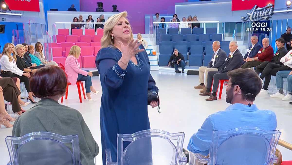 foto tina cipollari furiosa con pubblico oggi