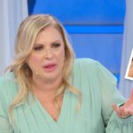 Uomini e Donne, volano parole grosse tra Tina Cipollari e Paola: “Cornacchia”