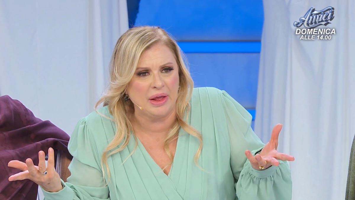 foto tina cipollari polemica paola