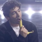 Domenica In, Fulminacci boicotta il playback: perché ha cantato con una banana
