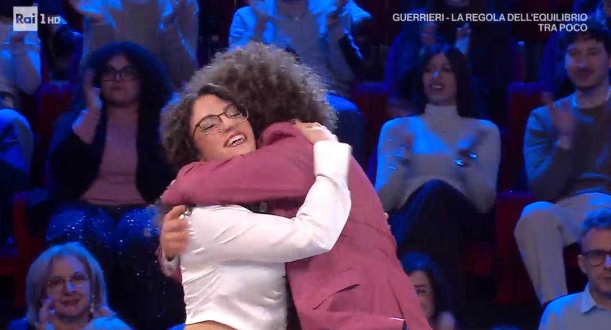 foto manuel abbraccia sorella