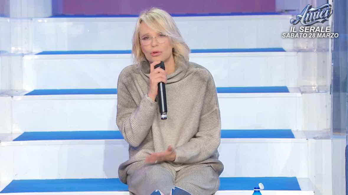 foto maria de filippi difende sara