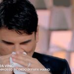 Sal Da Vinci piange a Verissimo per il papà morto: “Ha lasciato un vuoto enorme”