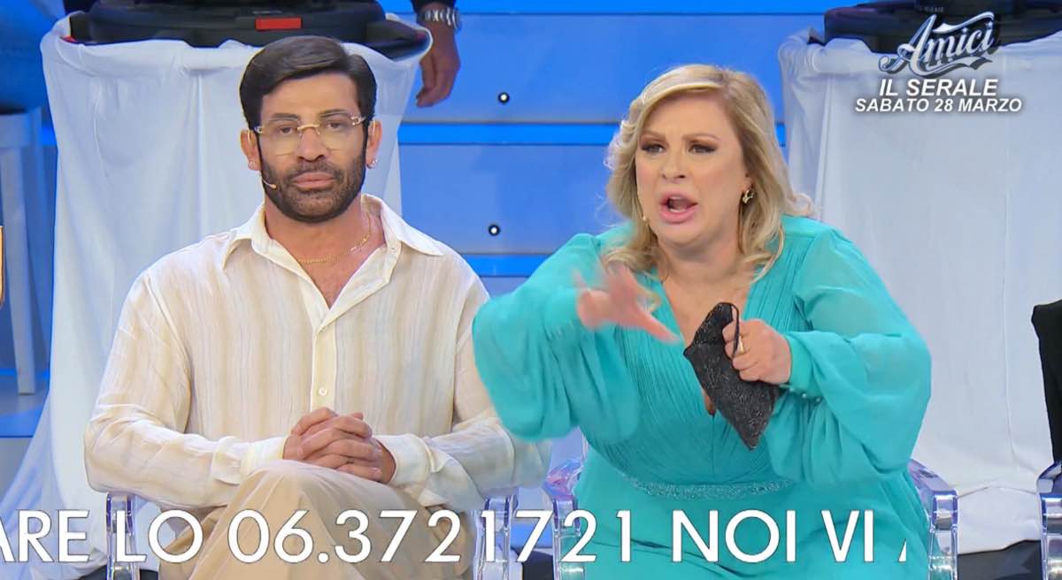 foto tina cipollari furiosa con sara