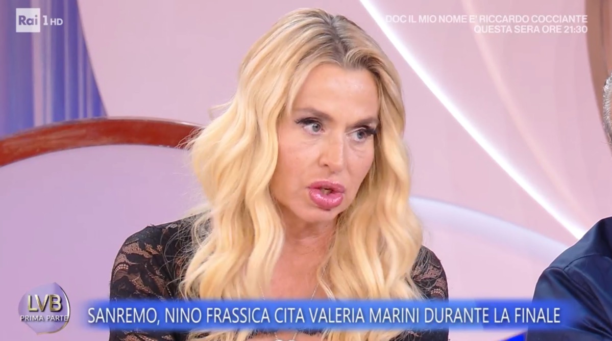 foto valeria marini piange battuta nino frassica sanremo 