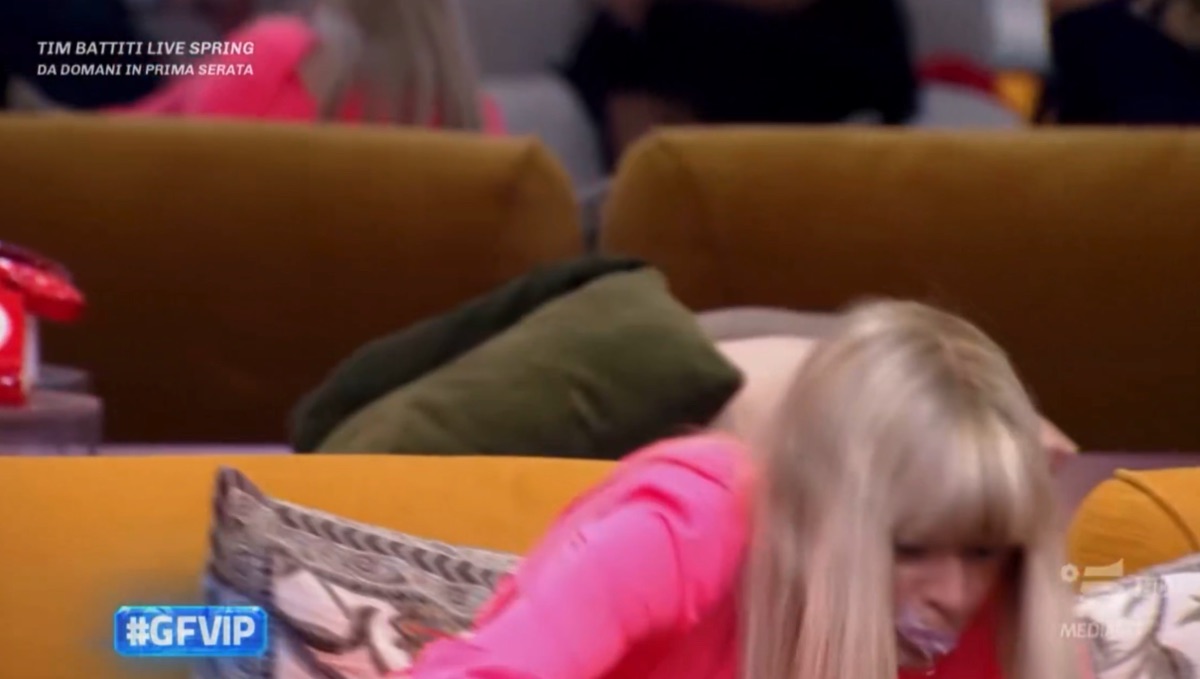 foto alessandra mussolini sputa il latte gfvip