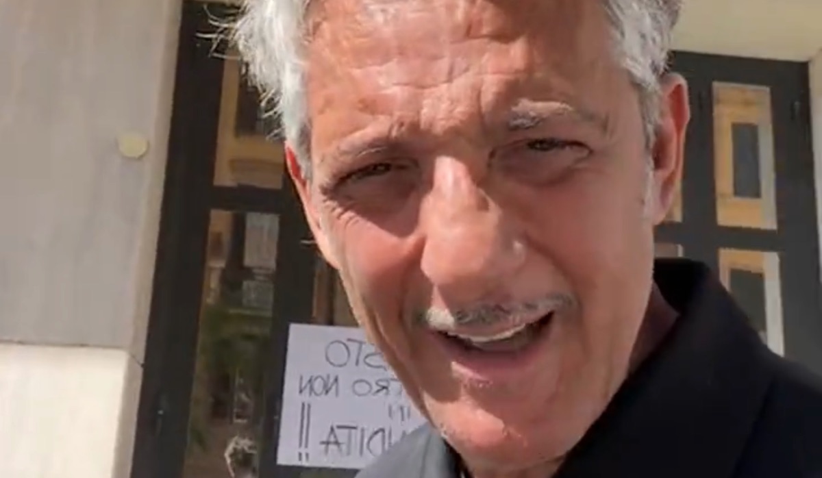 foto fiorello protesta contro rai vendita teatro vittorie