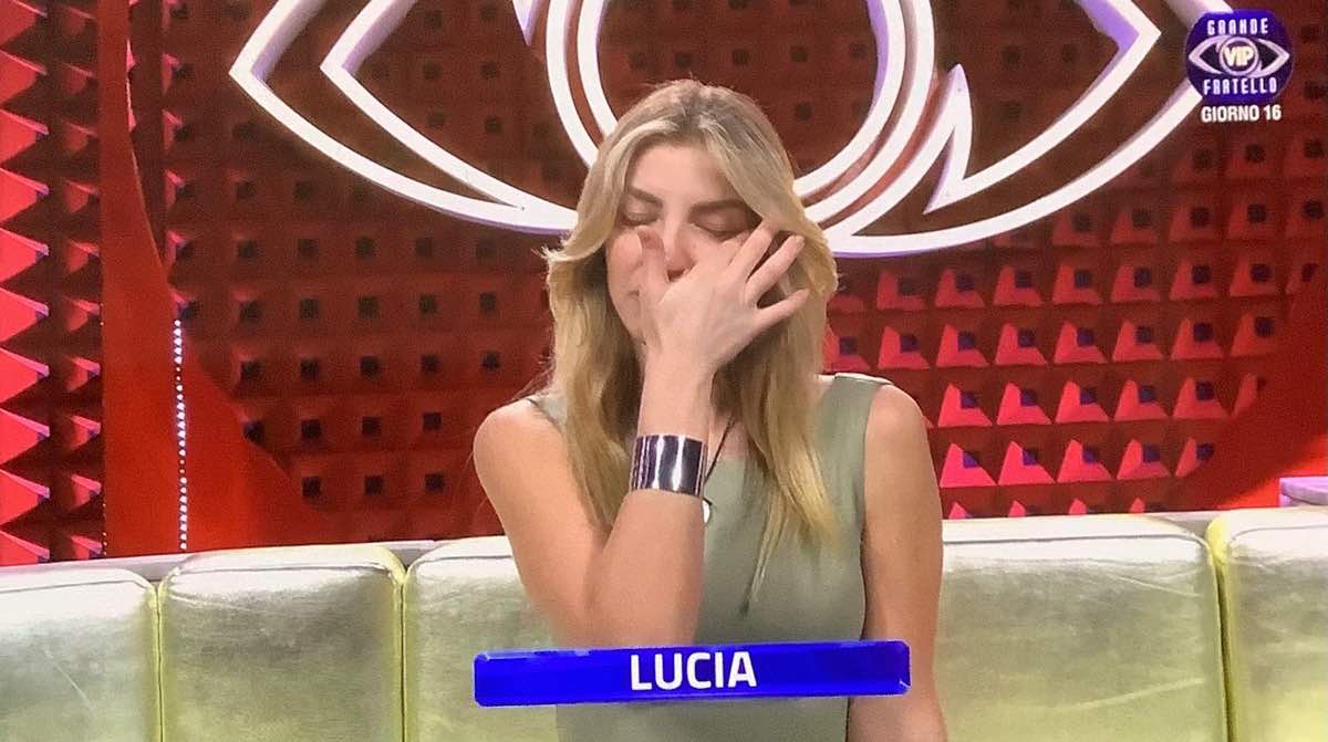 foto gfvip lucia ilardo piange rosario