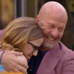 GF Vip, Marco Berry abbraccia la figlia Carlotta: “Sta togliendo tutte le maschere”