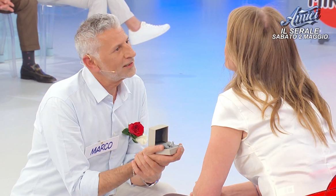 foto marco chiede a cinzia di fidanzarsi