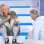 Uomini e Donne, Marco nella bufera. Maria De Filippi affonda: “Sei fuori luogo”