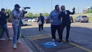 foto mario adinolfi aggressione Filippo Roma le iene